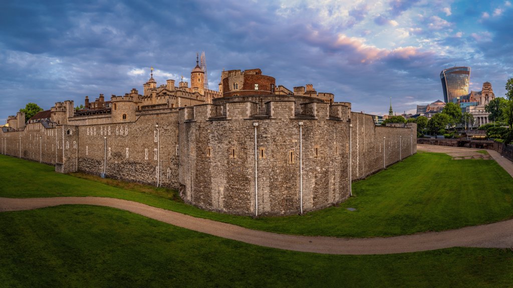 https://pixabay.com/photos/london-tower-of-london-england-4395918/
